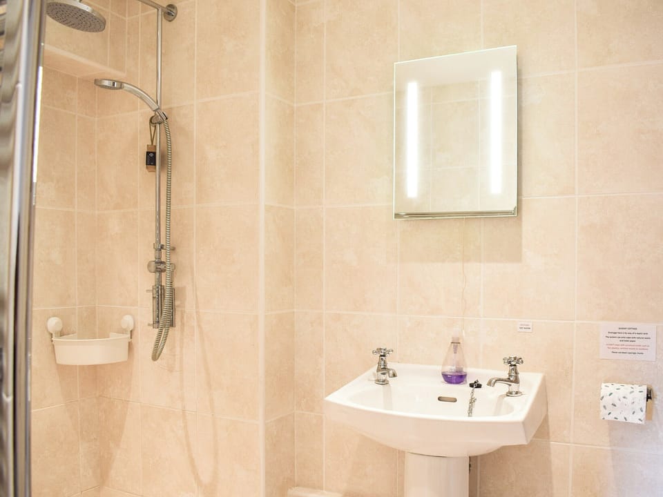 Twin en-suite | Gushat Cottage, Strathtay, near Aberfeldy