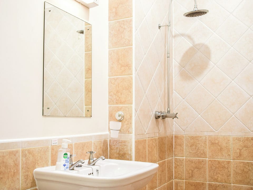 King En-suite | Gushat Cottage, Strathtay, near Aberfeldy