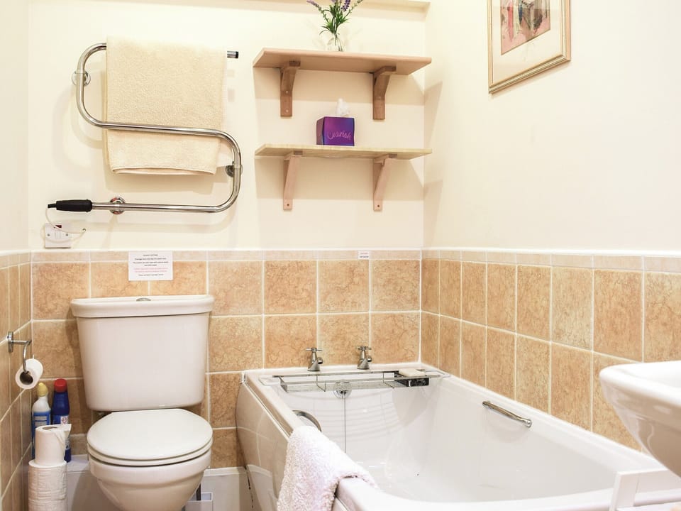 King En-suite | Gushat Cottage, Strathtay, near Aberfeldy