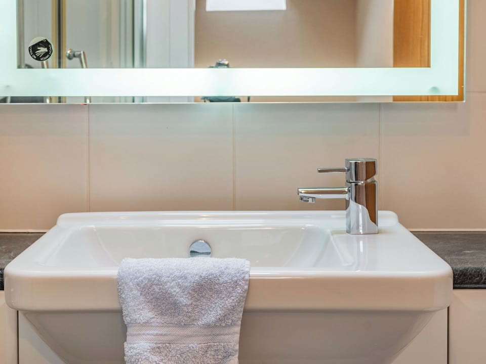 Shower room | Yr Efail - Penrhyn Farm Cottages, Llanfwrog, near Holyhead