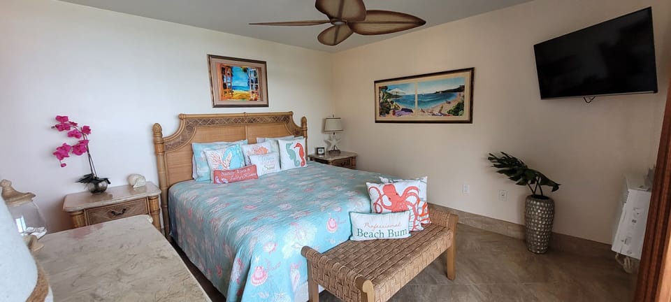 Spacious Air-conditioned MBR with Smart TV, ensuite MBA, and Oceanfront patio