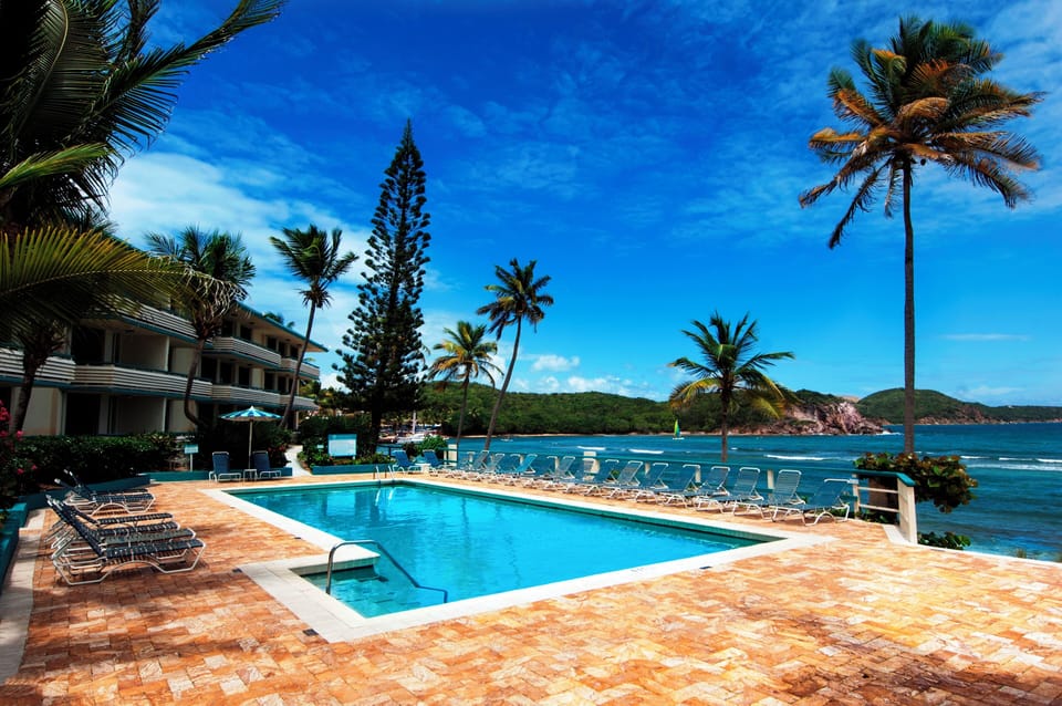 Tranquil Oceanfront Pool adjacent to Bolongo bay beach, just a short stroll