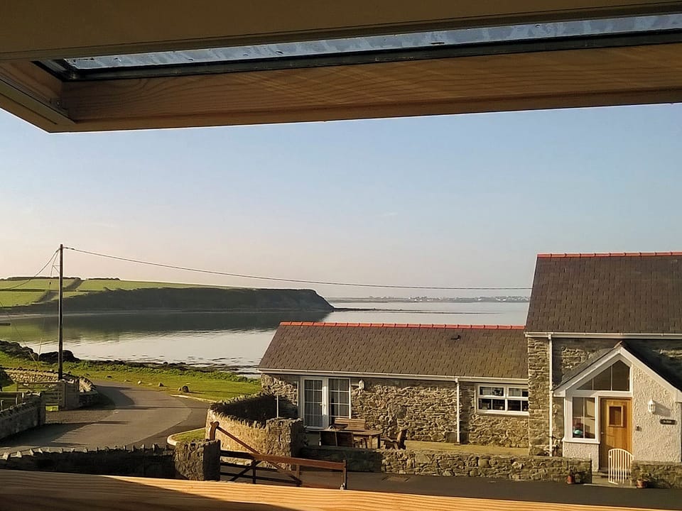 Setting | Yr Efail, Y Beudy - Penrhyn Farm Cottages, Llanfwrog, near Holyhead
