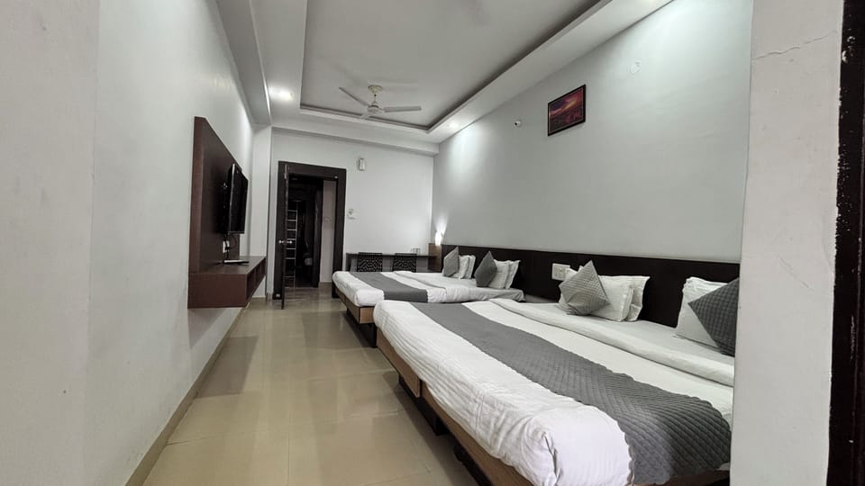 Family Room | Premium bedding, down comforters, memory foam beds, WiFi (free)