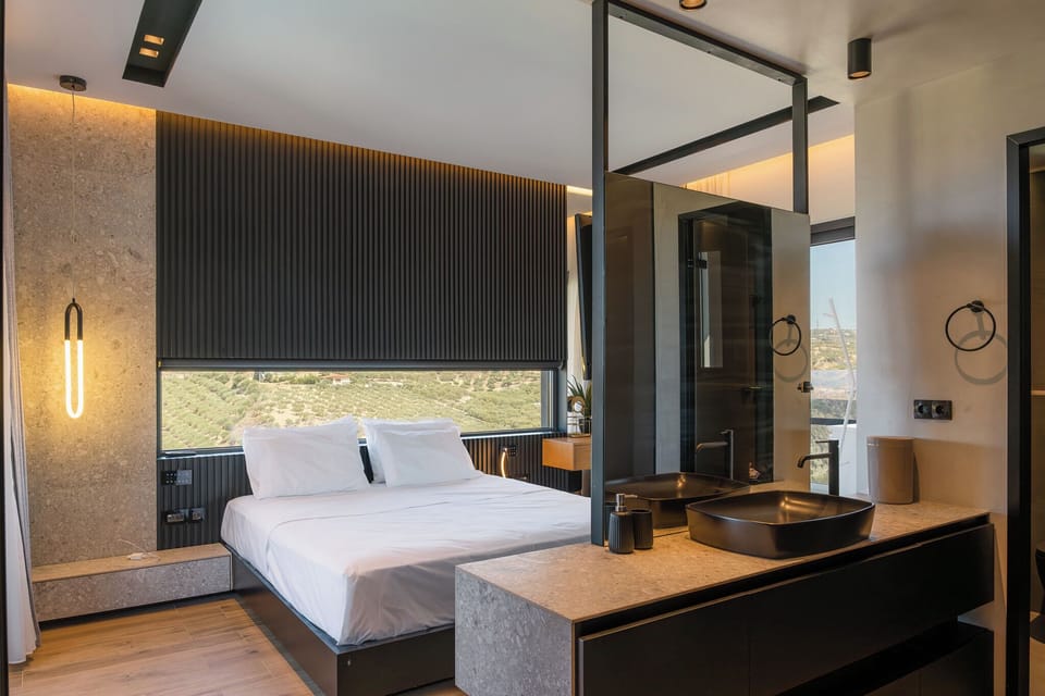 Master bedroom with a King-size bed and an ensuite bathroom