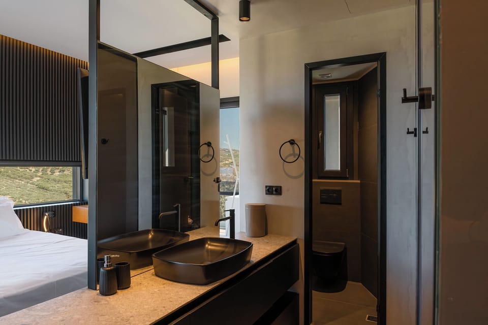 En-suite bathroom with a standup shower