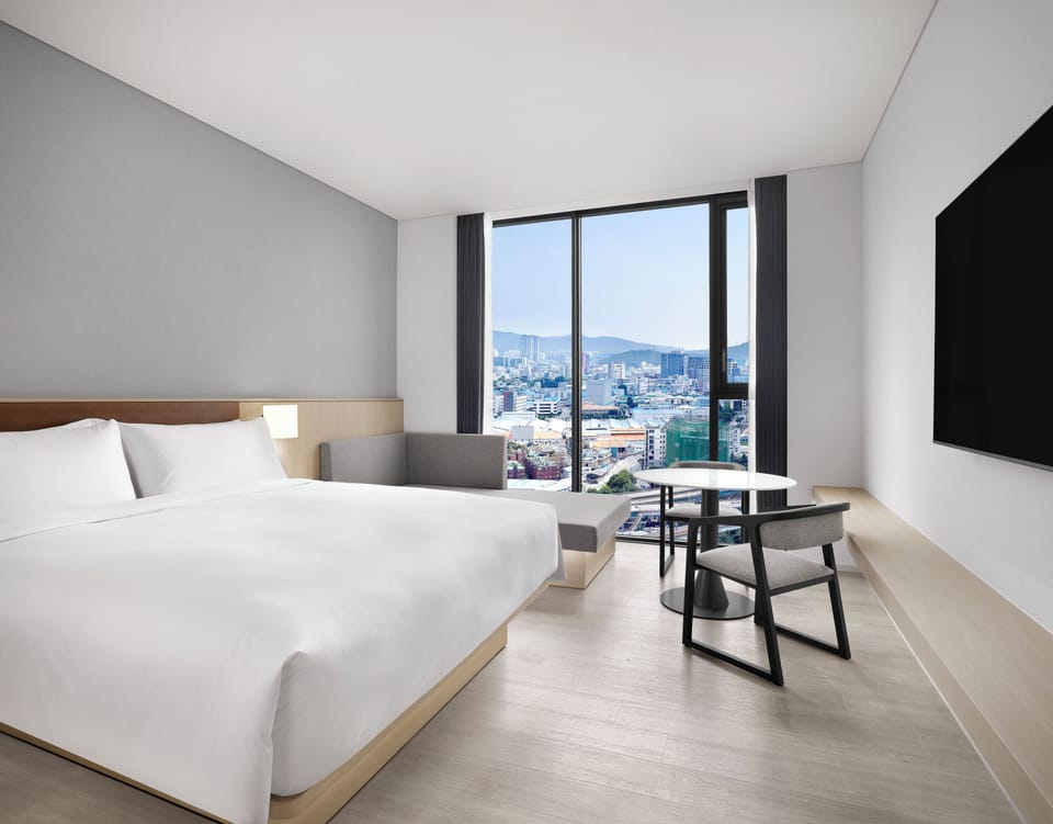Deluxe Room, 1 King Bed with Sofa bed, City View | Premium bedding, in-room safe, desk, soundproofing