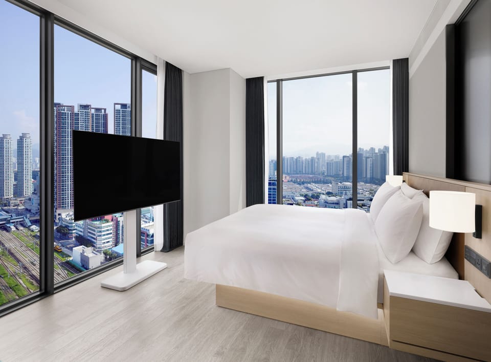 Deluxe Room, 1 King Bed, City View | Premium bedding, in-room safe, desk, soundproofing