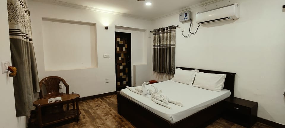 Luxury Cottage | 1 bedroom, desk, blackout drapes, bed sheets