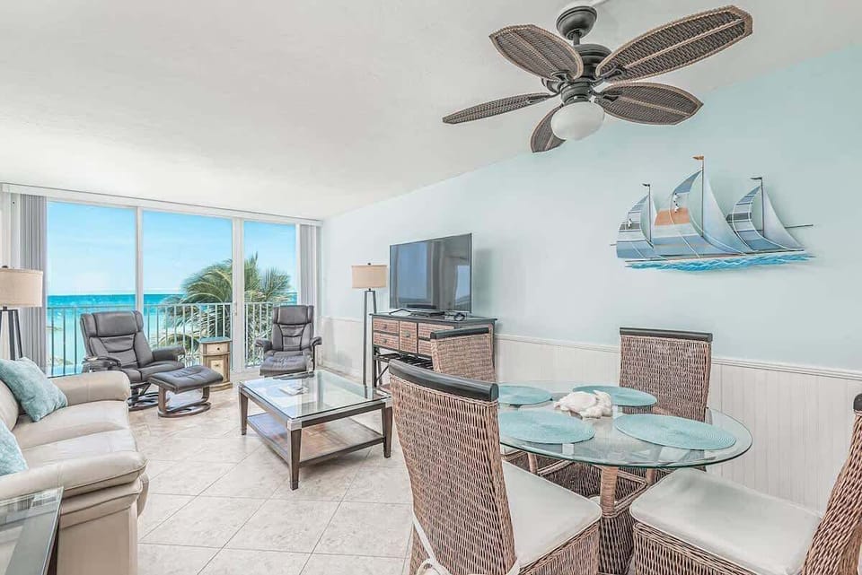 Beautiful Ocean view as soon as you walk in. 