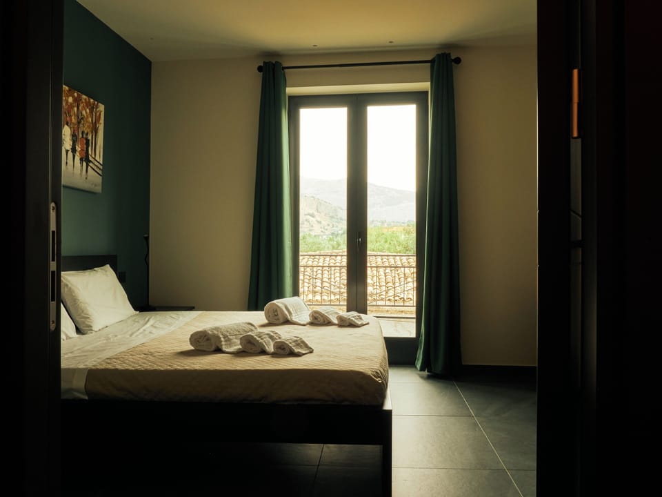 Business Double Room, 1 Queen Bed with Sofa bed, City View | In-room safe, free WiFi, bed sheets