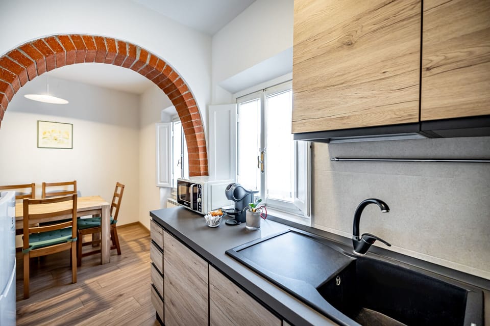 Full-size fridge, microwave, oven, stovetop