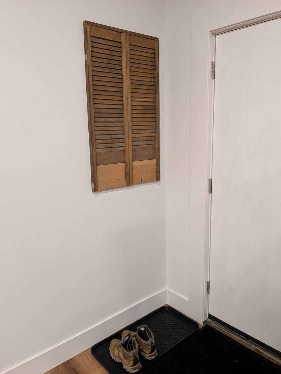 Boot tray at the door, and lean your skis on the shutters. 