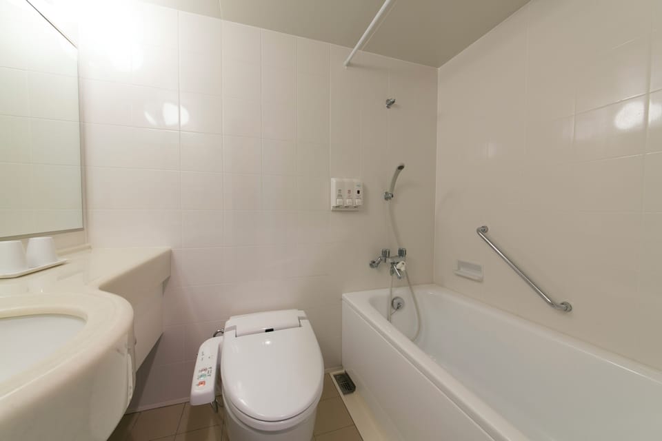 In-room safe, desk, WiFi (free), bed sheets