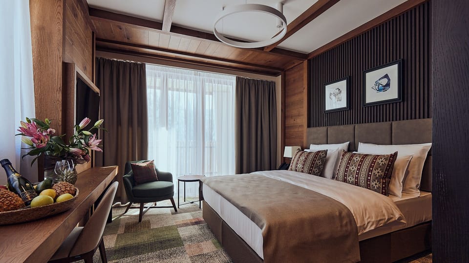 Standard Room, Balcony | Hypo-allergenic bedding, free minibar items, in-room safe, desk