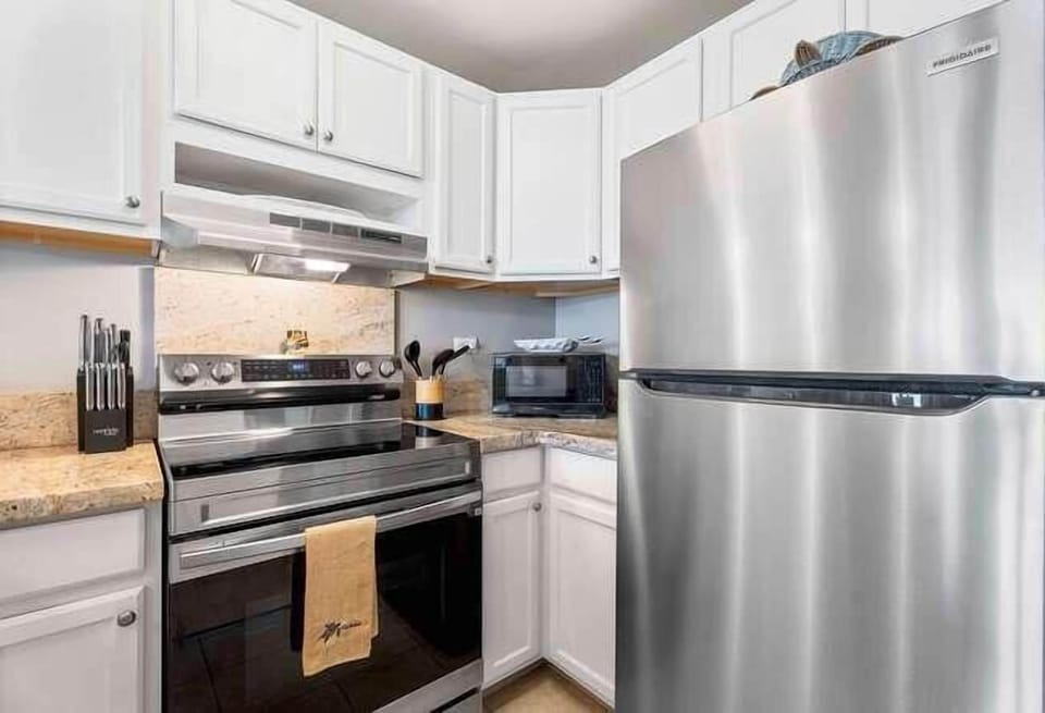 Condo, Multiple Beds (Kona Alii 407) | Private kitchen | Oven, toaster