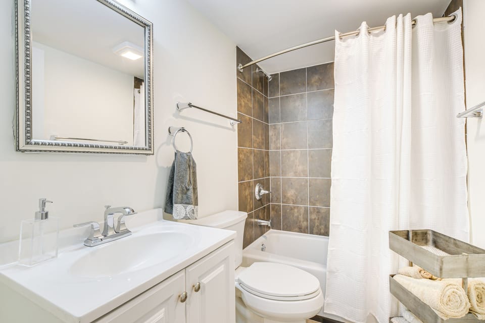 Full Bathroom | Towels Provided | Complimentary Toiletries