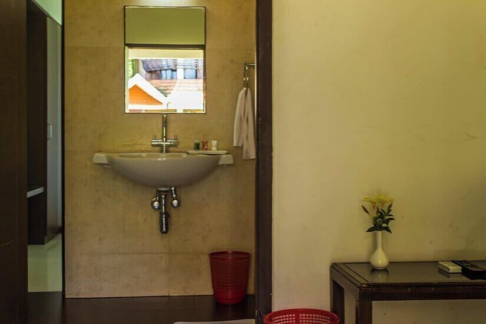 Luxury Suite | Bathroom | Shower, towels