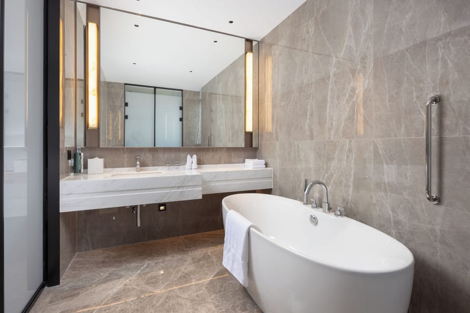 Deluxe Room, 1 King Bed | Bathroom | Free toiletries, hair dryer, slippers, towels