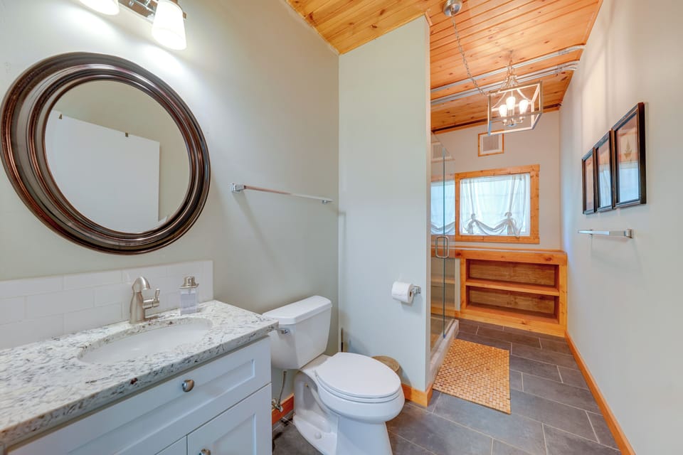 Full Bathroom | 1st Floor | Towels Provided | Complimentary Toiletries