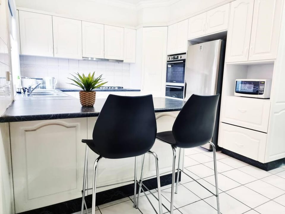 House | 4 bedrooms, in-room safe, desk, iron/ironing board