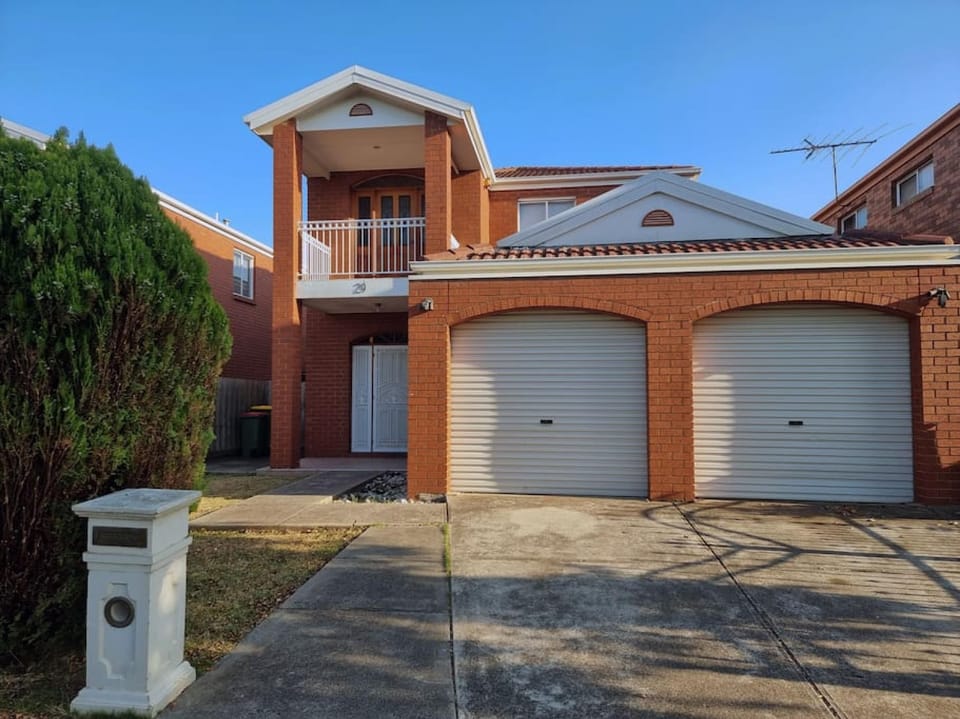 House | 4 bedrooms, in-room safe, desk, iron/ironing board
