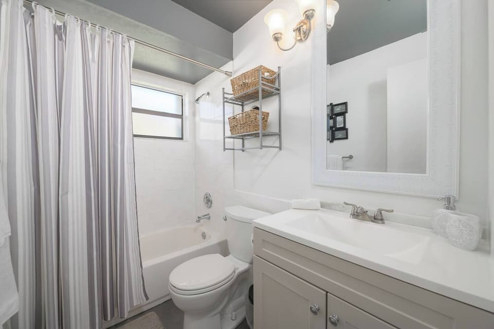 Second bathroom with tub