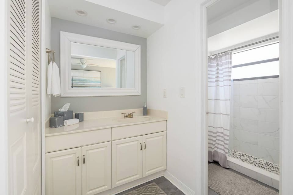 En suite bathroom in primary bedroom