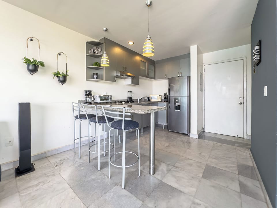 Full-size fridge, microwave, oven, stovetop