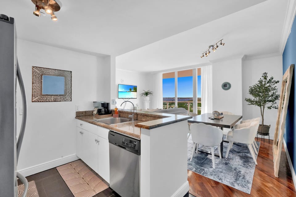 Deluxe Condo, 3 Bedrooms, Balcony, Ocean View | Private kitchen