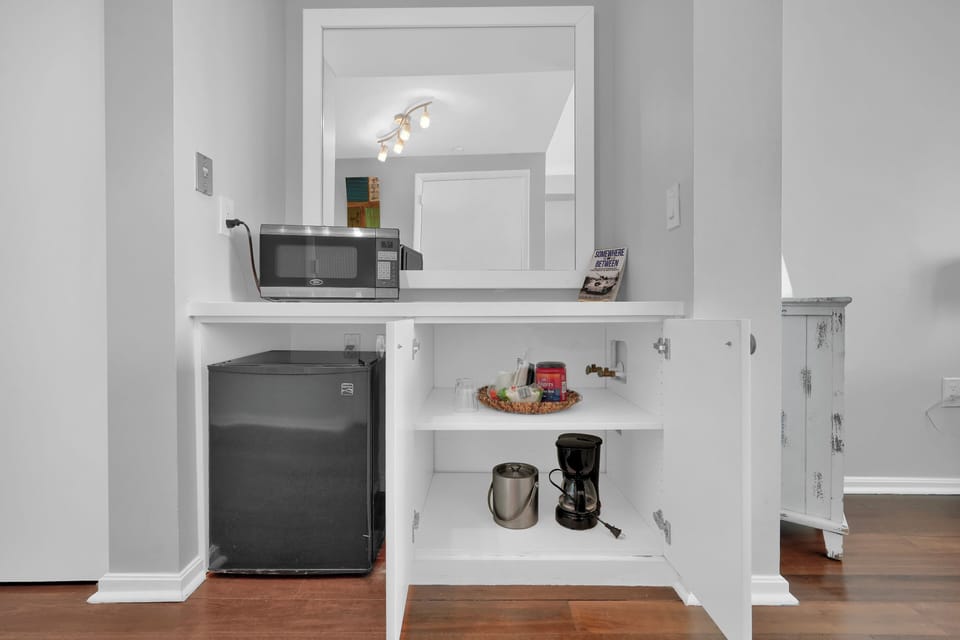Deluxe Condo, 3 Bedrooms, Balcony, Ocean View | 3 bedrooms, iron/ironing board, free WiFi