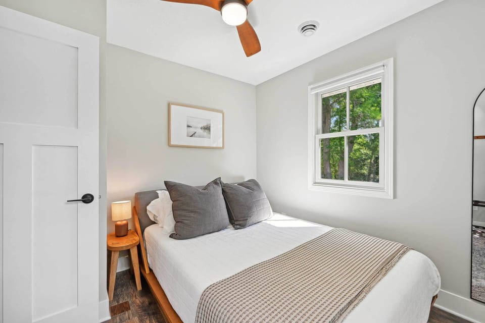 Bedroom 1 (Cabin 1) | Queen Bed
