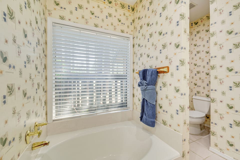 Full Bathroom | 1st Floor | Separate Tub & Shower