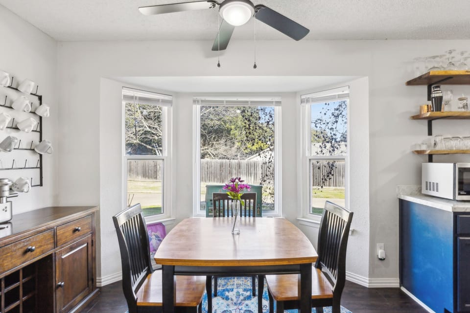 Breakfast nook 4-person table, coffee bar, microwave, bay windows.