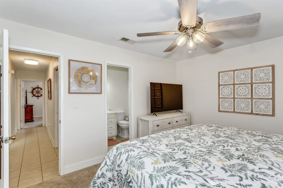 👑🚿📺 Immerse yourself in comfort and convenience with our room featuring a king-size bed, ensuite bathroom, and a TV for your entertainment needs.🌙✨