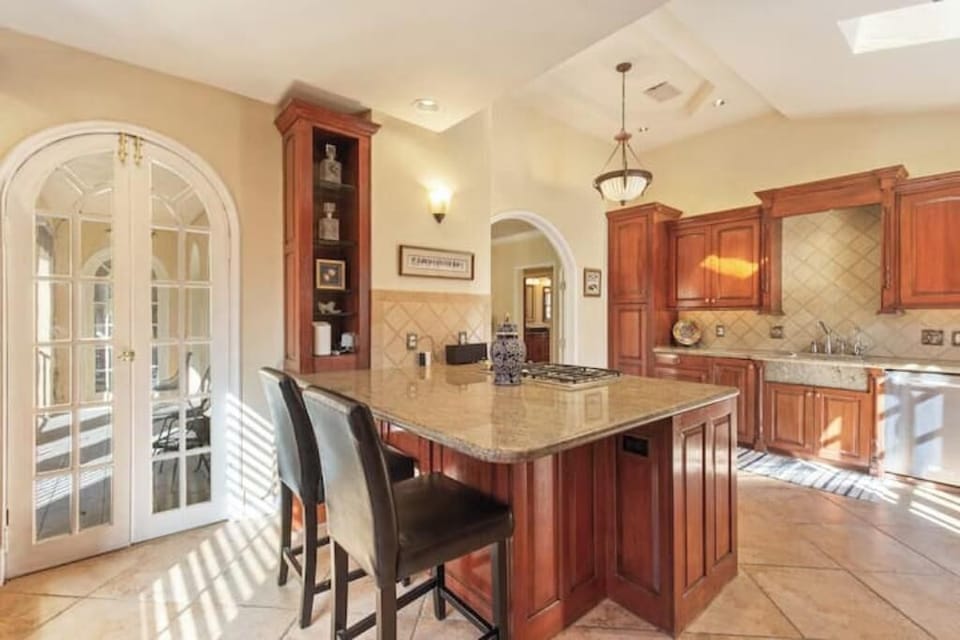 Large Entertainment Kitchen 