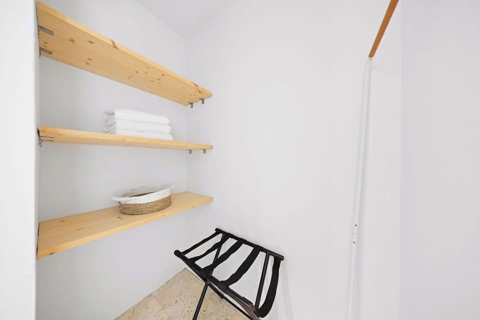 Shelves available for smooth organization.