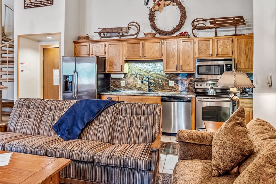Kitchen: Well-equipped kitchen, granite countertops, adjacent to living room and dining room