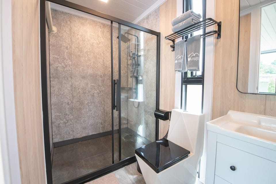 Superior Twin Room, Garden View | Bathroom | Shower, hair dryer, slippers, bidet