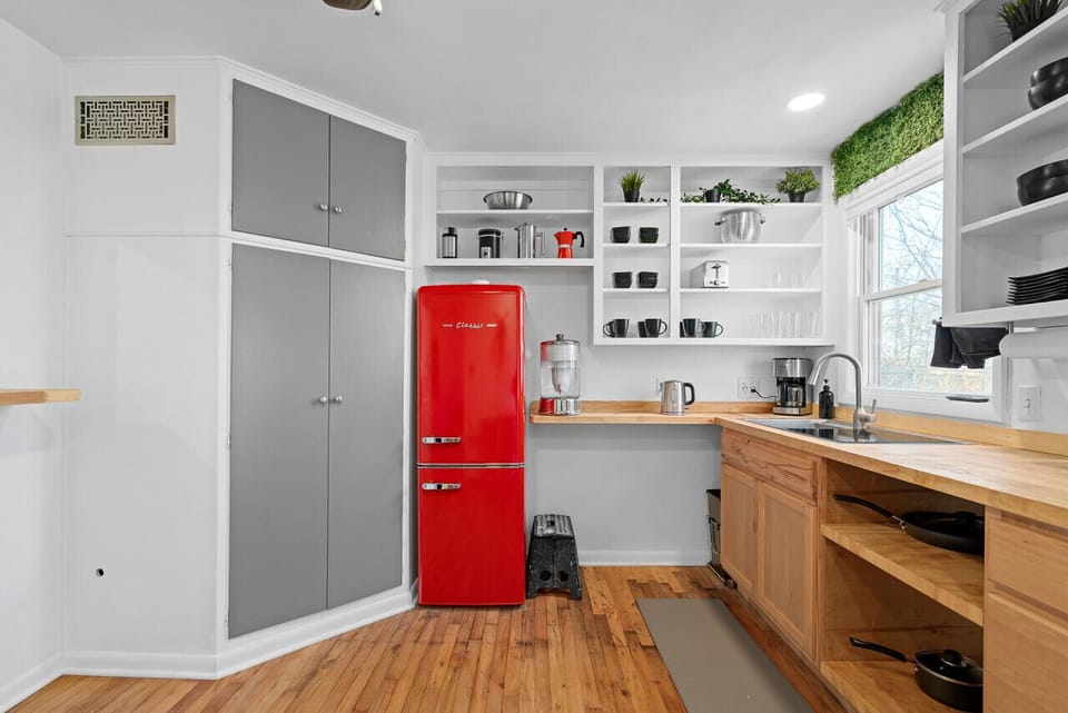 Bright & Functional Kitchen – Cook, dine, and gather in this inviting open-concept space.