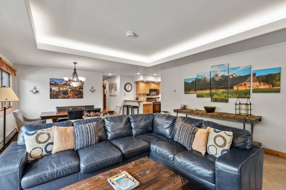 Great lay-out for friends and family to enjoy the company of others while relaxing or cooking