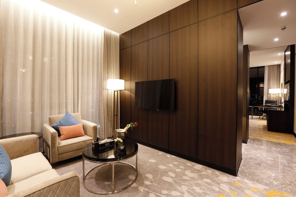 Suite | In-room safe, desk, laptop workspace, blackout drapes