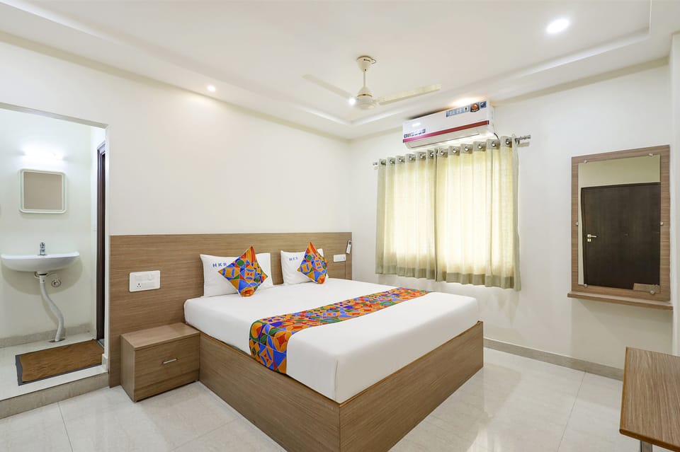 Egyptian cotton sheets, premium bedding, in-room safe, WiFi (free)