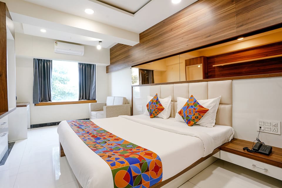 Luxury Suite | Egyptian cotton sheets, premium bedding, in-room safe, free WiFi