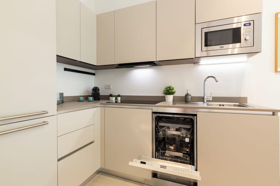 Comfort Studio, Balcony | Private kitchen | Full-size fridge, microwave, stovetop, dishwasher
