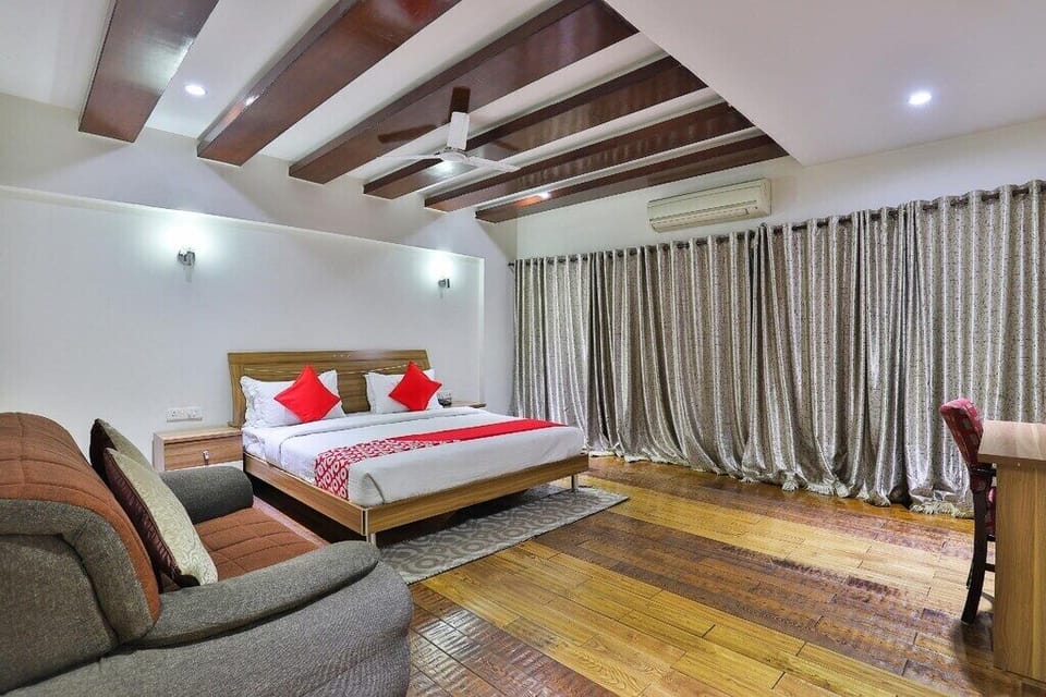 Premium Room, 1 King Bed | In-room safe, desk, iron/ironing board, free WiFi