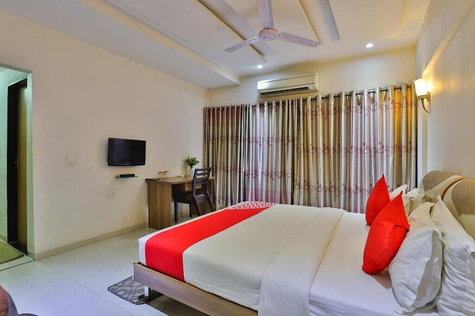 Deluxe Room, 1 King Bed | In-room safe, desk, iron/ironing board, free WiFi