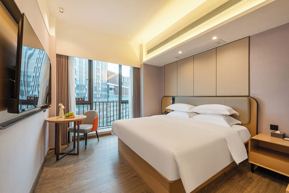 City View King Room | Desk, laptop workspace, blackout drapes, free WiFi