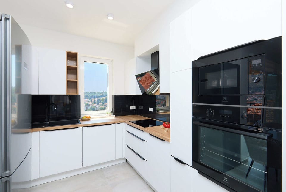 Apartment (2 Bedrooms) | Private kitchen | Microwave, oven