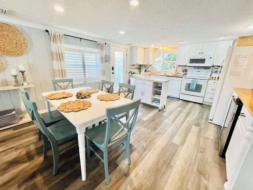 Dining to Kitchen